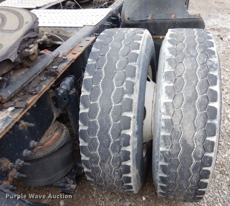 image for item JL9897 2014 Volvo VN  semi truck