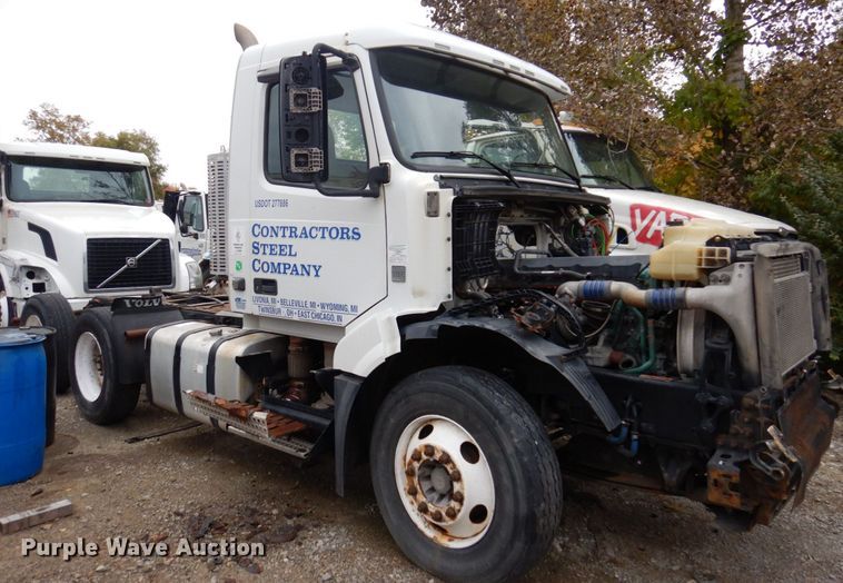 image for item JL9899 2011 Volvo VN  semi truck