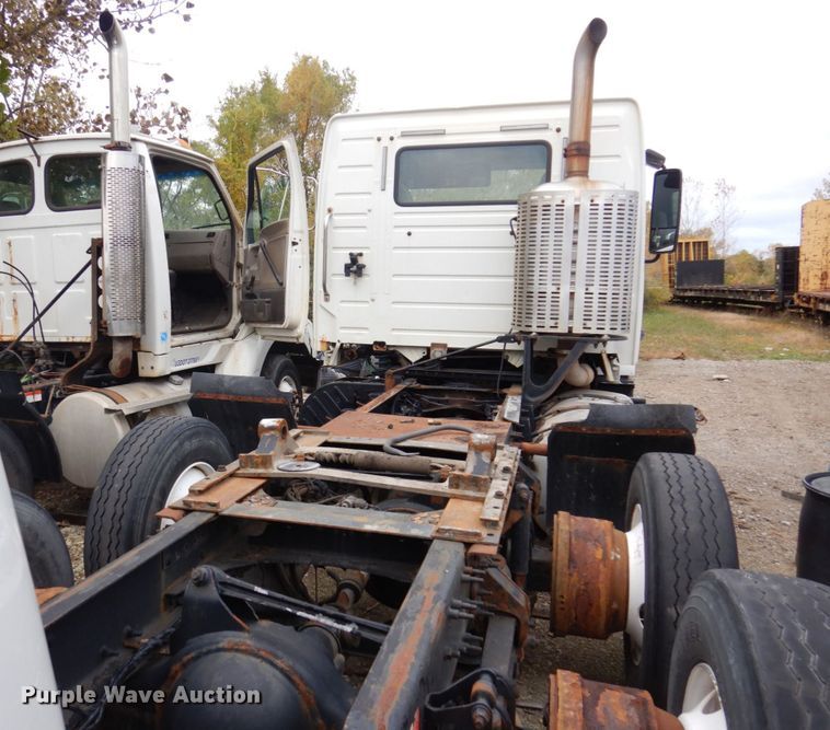 image for item JL9899 2011 Volvo VN  semi truck