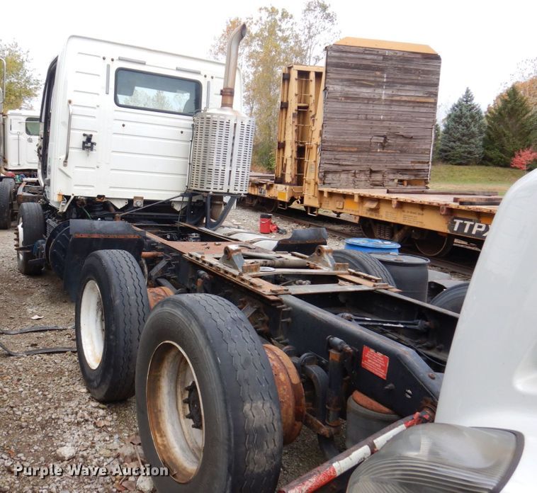 image for item JL9899 2011 Volvo VN  semi truck