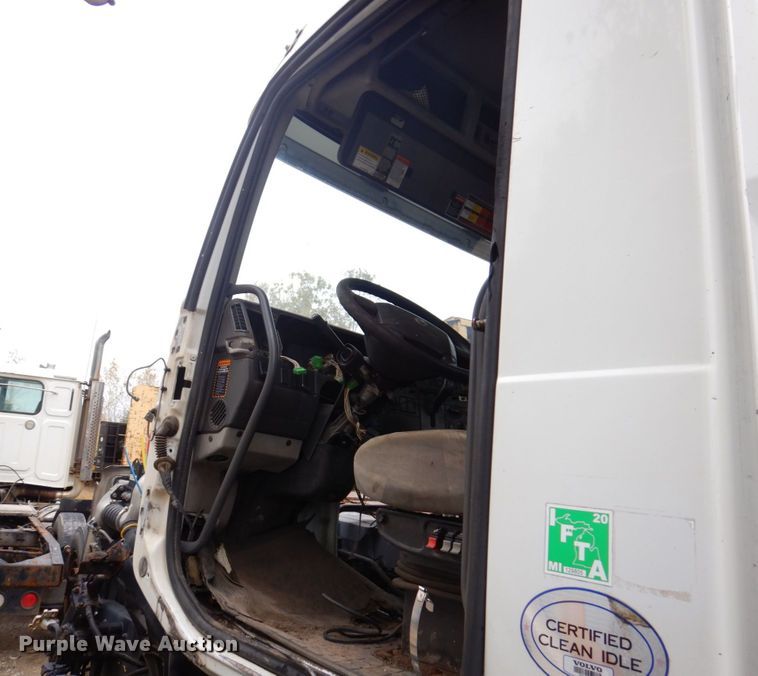 image for item JL9899 2011 Volvo VN  semi truck