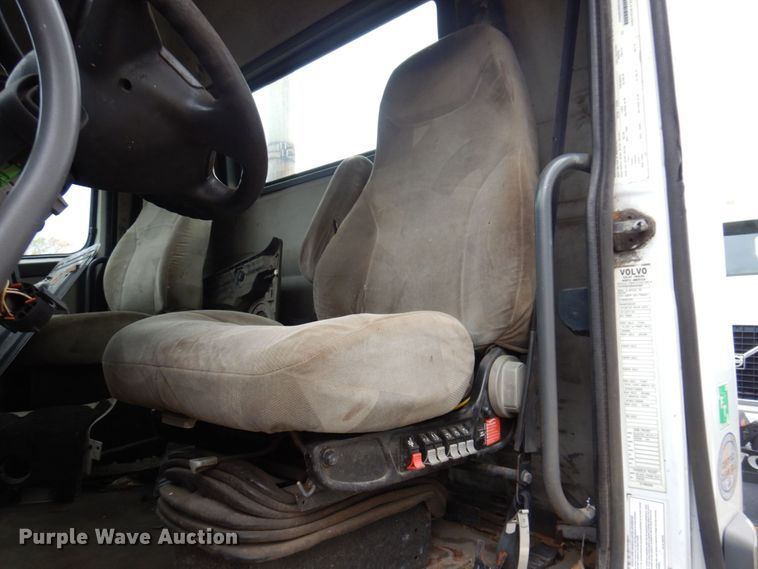 image for item JL9899 2011 Volvo VN  semi truck