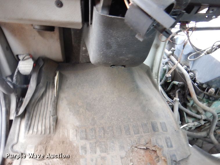 image for item JL9899 2011 Volvo VN  semi truck