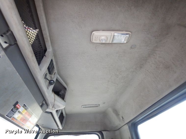 image for item JL9899 2011 Volvo VN  semi truck