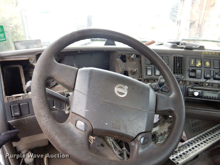 image for item JL9899 2011 Volvo VN  semi truck