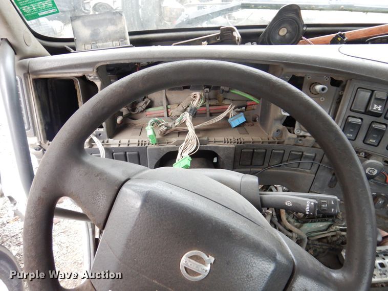 image for item JL9899 2011 Volvo VN  semi truck