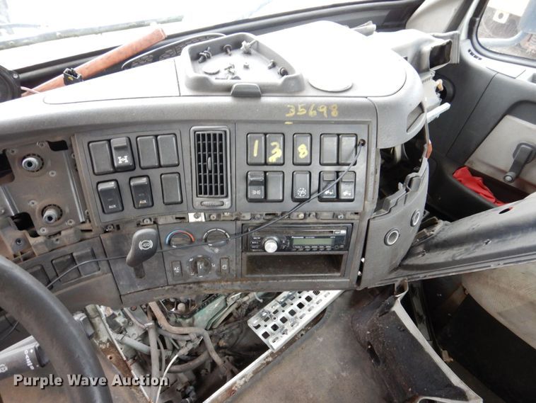 image for item JL9899 2011 Volvo VN  semi truck