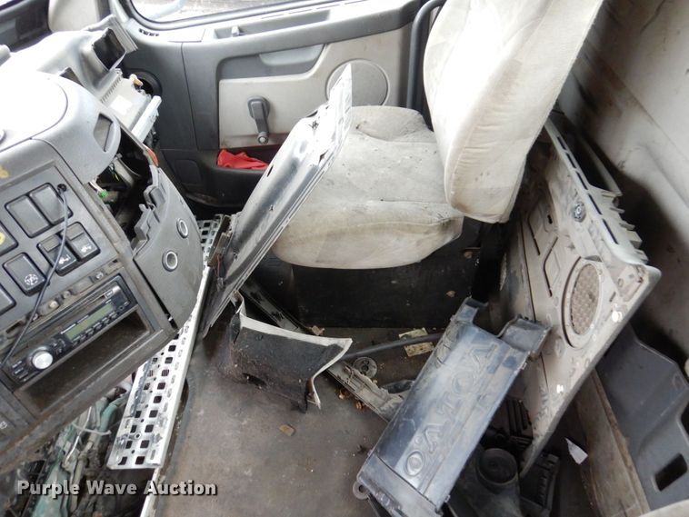 image for item JL9899 2011 Volvo VN  semi truck