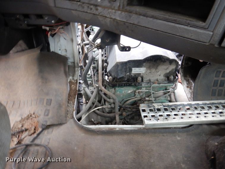 image for item JL9899 2011 Volvo VN  semi truck