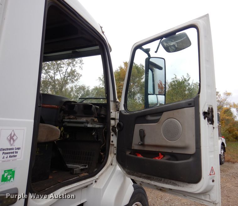 image for item JL9899 2011 Volvo VN  semi truck