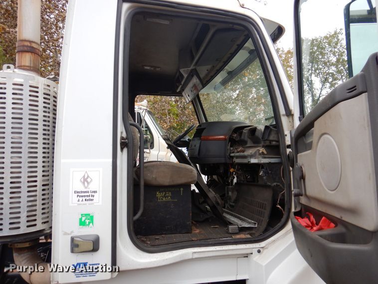 image for item JL9899 2011 Volvo VN  semi truck