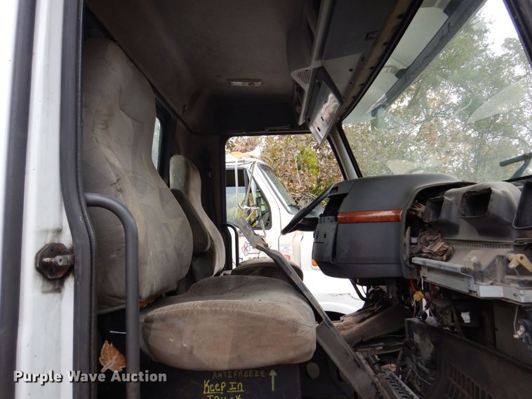 image for item JL9899 2011 Volvo VN  semi truck