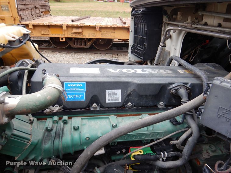 image for item JL9899 2011 Volvo VN  semi truck