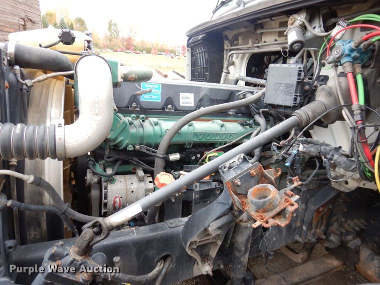 image for item JL9899 2011 Volvo VN  semi truck