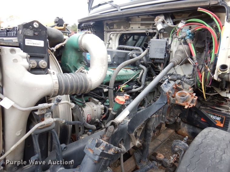 image for item JL9899 2011 Volvo VN  semi truck