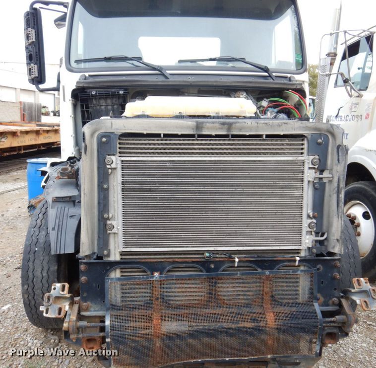 image for item JL9899 2011 Volvo VN  semi truck