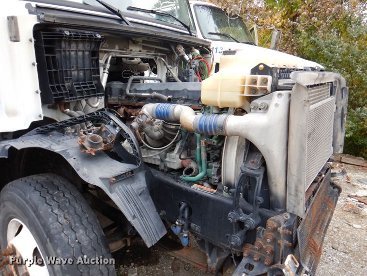 image for item JL9899 2011 Volvo VN  semi truck