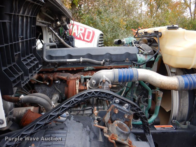 image for item JL9899 2011 Volvo VN  semi truck