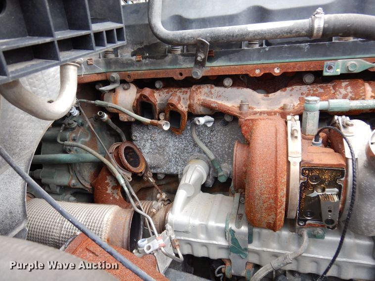 image for item JL9899 2011 Volvo VN  semi truck