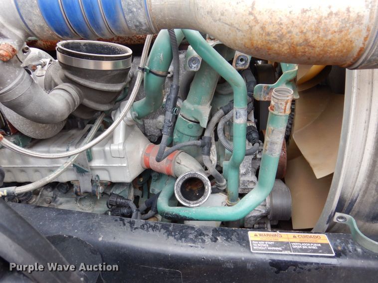 image for item JL9899 2011 Volvo VN  semi truck