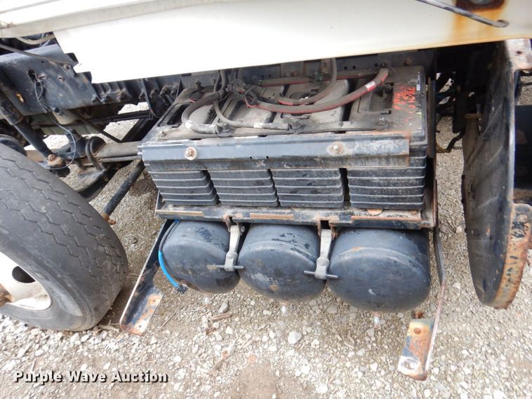 image for item JL9899 2011 Volvo VN  semi truck