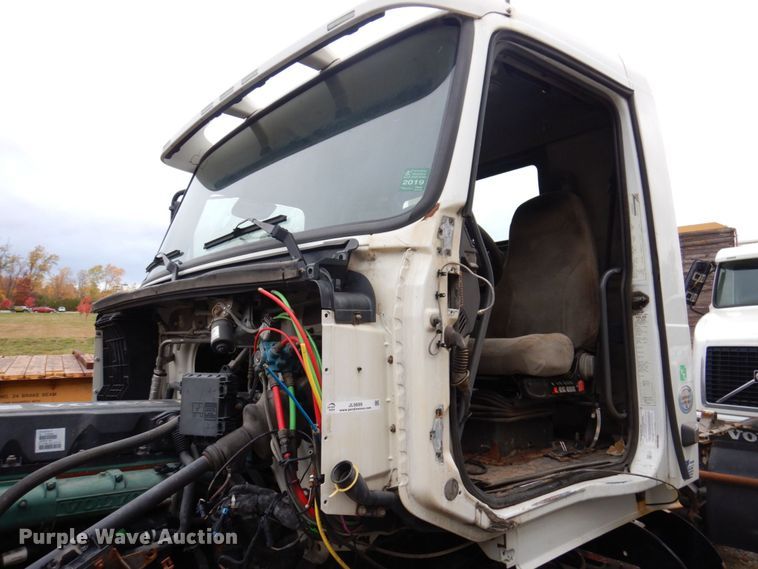 image for item JL9899 2011 Volvo VN  semi truck