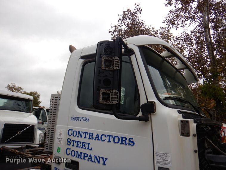 image for item JL9899 2011 Volvo VN  semi truck