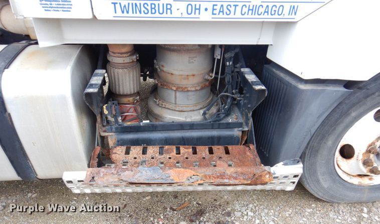 image for item JL9899 2011 Volvo VN  semi truck