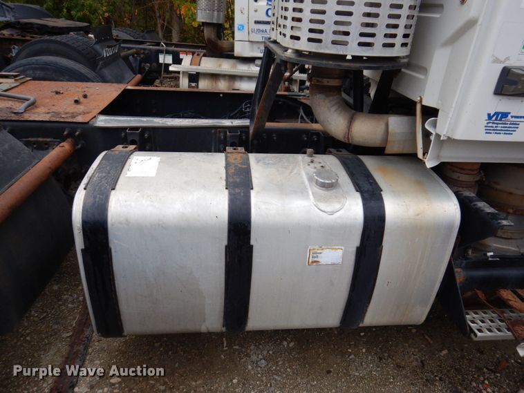 image for item JL9899 2011 Volvo VN  semi truck