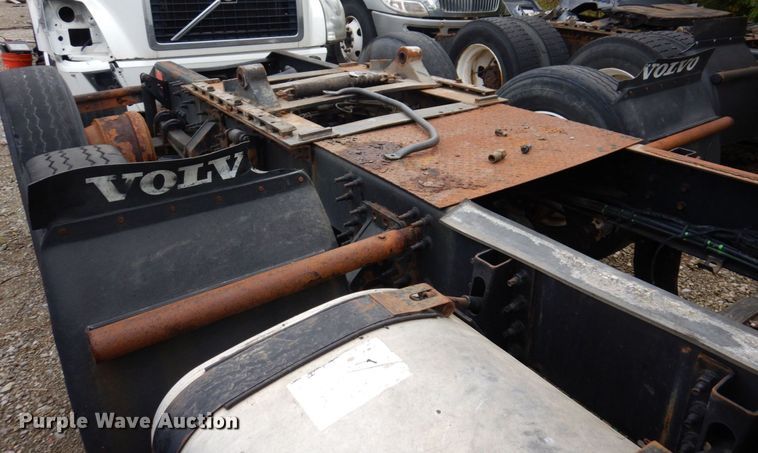 image for item JL9899 2011 Volvo VN  semi truck