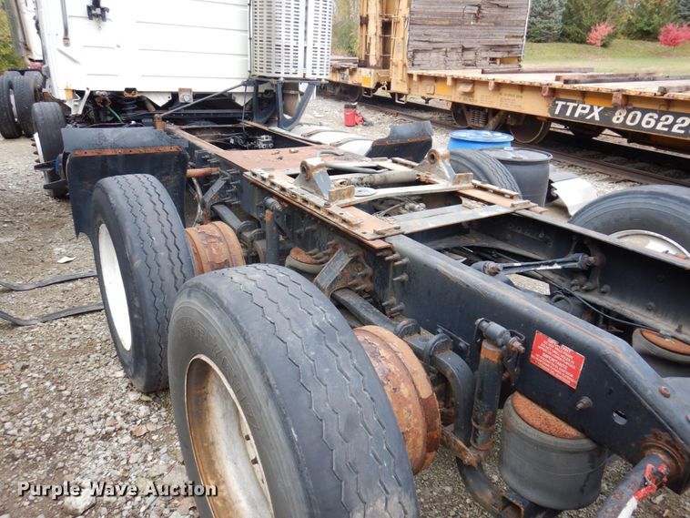 image for item JL9899 2011 Volvo VN  semi truck