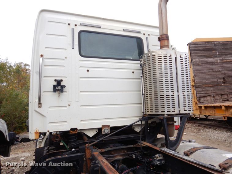 image for item JL9899 2011 Volvo VN  semi truck