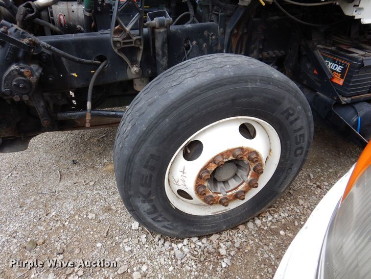 image for item JL9899 2011 Volvo VN  semi truck