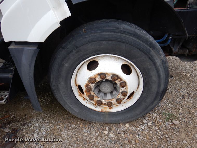 image for item JL9899 2011 Volvo VN  semi truck