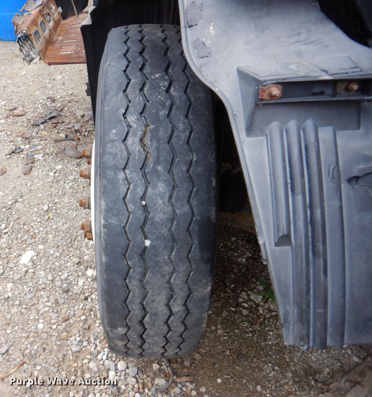 image for item JL9899 2011 Volvo VN  semi truck