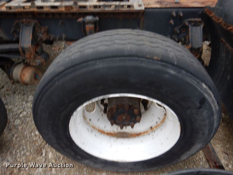 image for item JL9899 2011 Volvo VN  semi truck