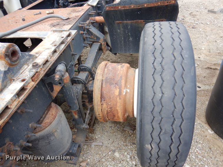 image for item JL9899 2011 Volvo VN  semi truck