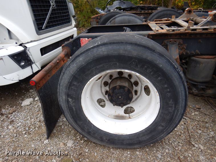 image for item JL9899 2011 Volvo VN  semi truck