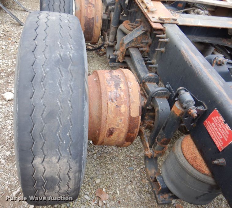 image for item JL9899 2011 Volvo VN  semi truck