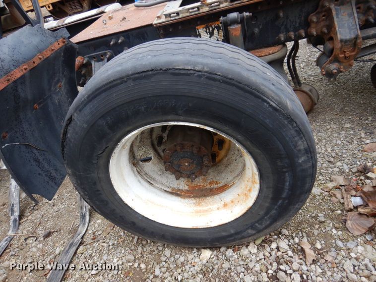 image for item JL9899 2011 Volvo VN  semi truck