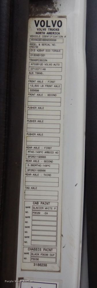 image for item JL9899 2011 Volvo VN  semi truck