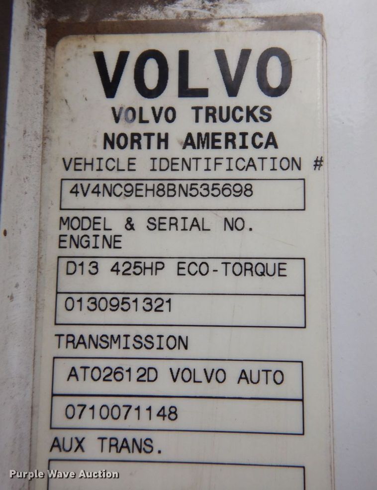 image for item JL9899 2011 Volvo VN  semi truck