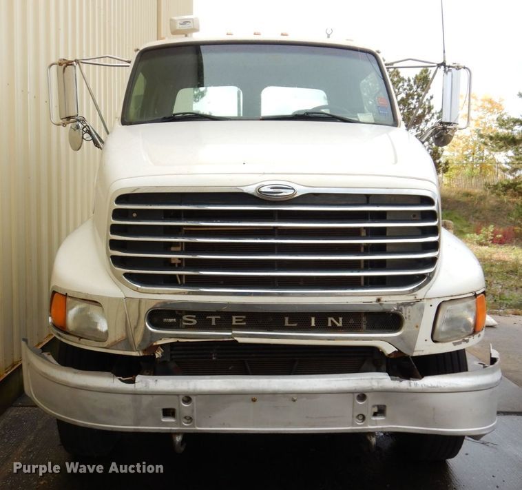 image for item JL9901 2005 Sterling A9500 semi truck