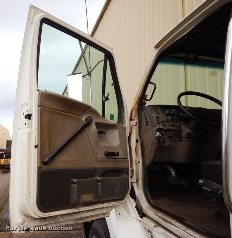 image for item JL9901 2005 Sterling A9500 semi truck