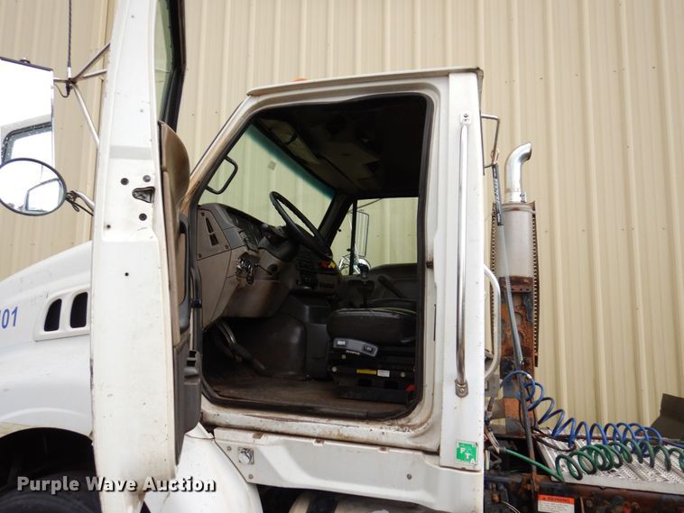 image for item JL9901 2005 Sterling A9500 semi truck