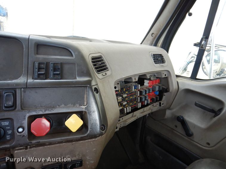 image for item JL9901 2005 Sterling A9500 semi truck