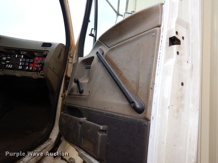 image for item JL9901 2005 Sterling A9500 semi truck