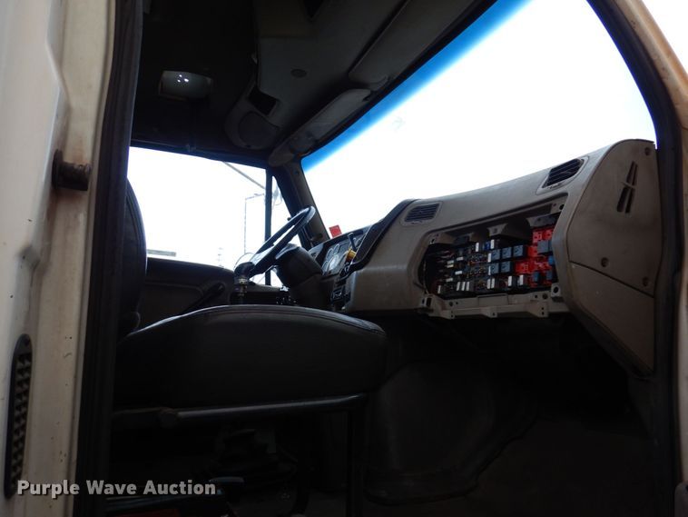 image for item JL9901 2005 Sterling A9500 semi truck