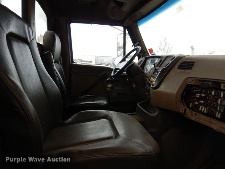 image for item JL9901 2005 Sterling A9500 semi truck