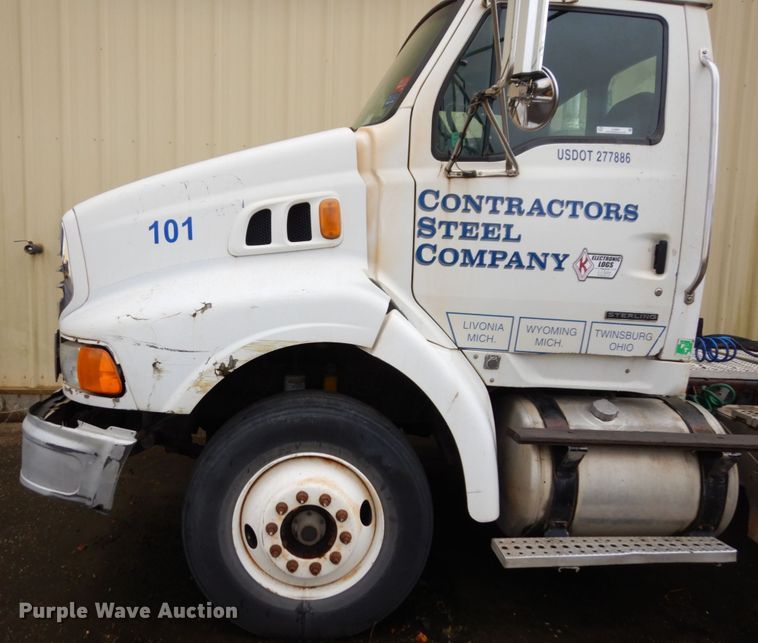 image for item JL9901 2005 Sterling A9500 semi truck
